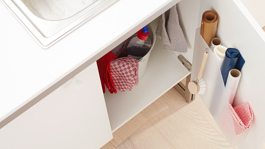 Magazine rack Organization ideas: The magazine rack counts among your most useful kitchen accessories. It is mounted with the removable adhesive strips tesa Powerstrips® LARGE.