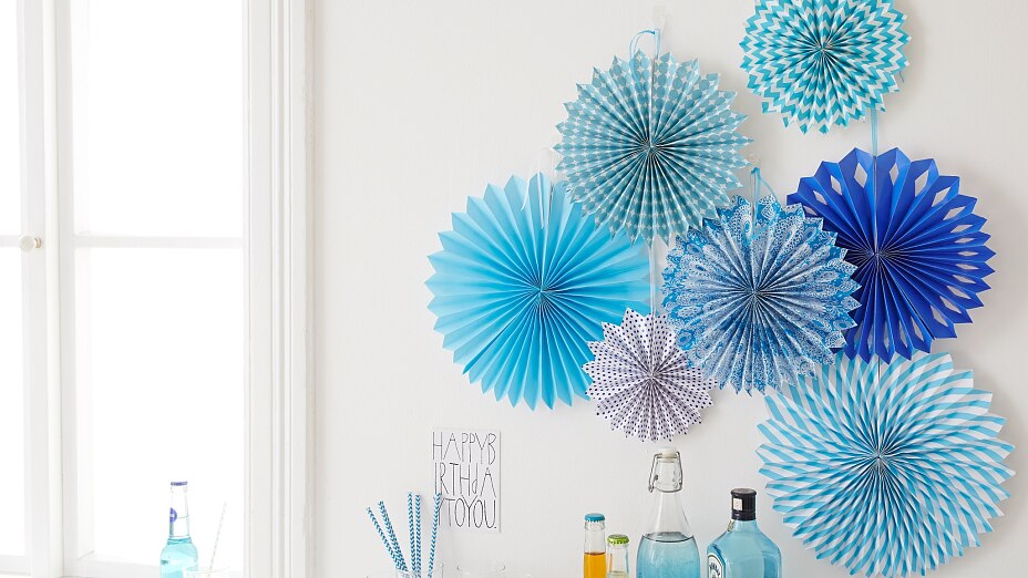 Paper rosette Interior decorating: The birthday party decorations "paper rosettes" are easily mounted with the picture hangers tesa Powerstrips® Transparent DECO Hooks.