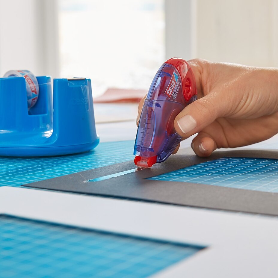 Using tesa® Roller Permanent Gluing ecoLogo® to make a picture frame wall light. Using tesa® Roller Permanent Gluing ecoLogo® to make a picture frame wall light.