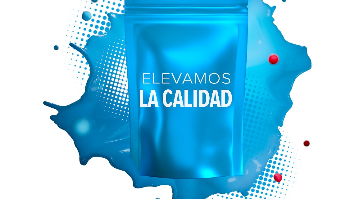 Embalaje de papel de aluminio azul con el texto “ELEVAMOS LA CALIDAD” se muestra delante de una salpicadura de pintura azul con puntos rojos y azules dispersos sobre un fondo blanco, con cinta tesa. (This text has been generated by AI)