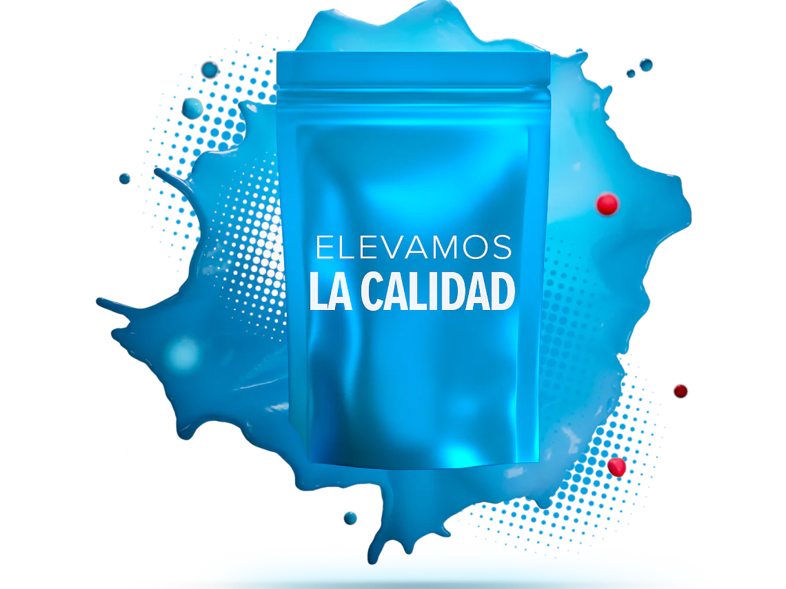 Embalaje de papel de aluminio azul con el texto “ELEVAMOS LA CALIDAD” se muestra delante de una salpicadura de pintura azul con puntos rojos y azules dispersos sobre un fondo blanco, con cinta tesa. (This text has been generated by AI)