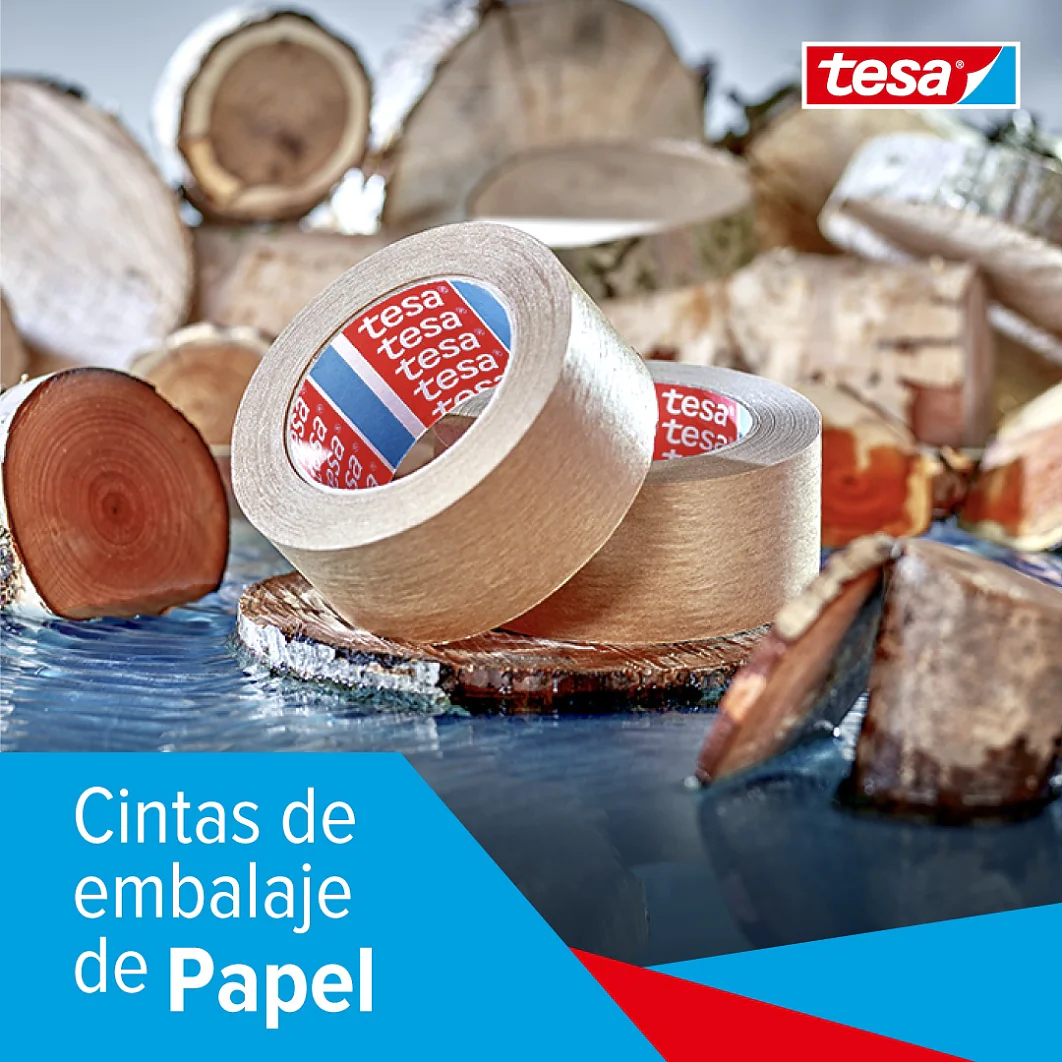 Imagen que muestra dos rollos de cinta de embalaje de papel tesa tape colocados sobre una superficie azul, rodeados de troncos cortados y discos de madera. El texto en español dice Cintas de embalaje de papel junto al logotipo de tesa en la esquina superior derecha. (This text has been generated by AI)