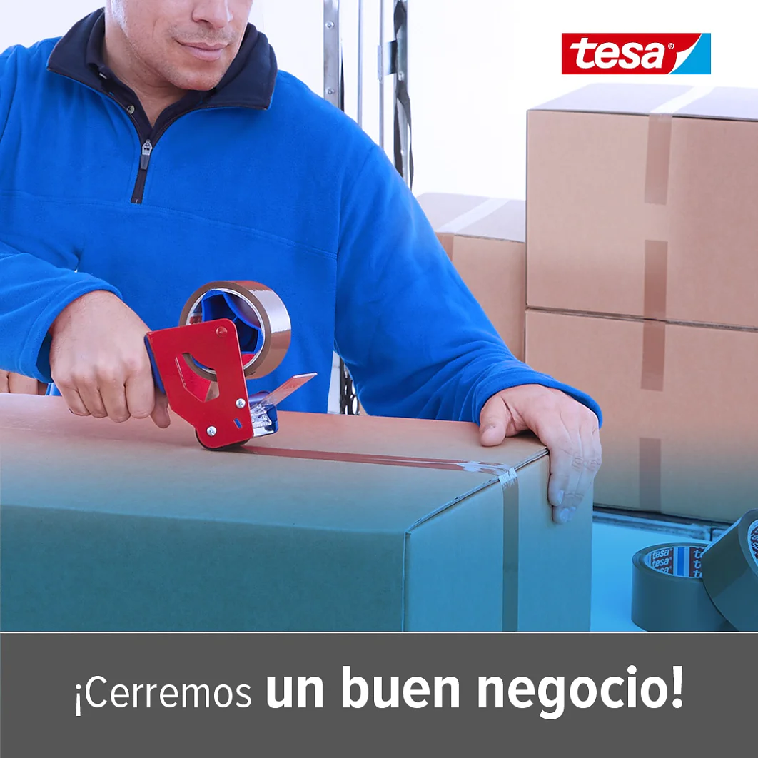 Una persona con una chaqueta azul usa un dispensador de cinta adhesiva tesa para sellar una gran caja de cartón. Hay varias cajas más apiladas cerca. La imagen muestra el logotipo de tesa en la esquina superior derecha y el texto ¡Cerremos un buen negocio! en la parte inferior. (This text has been generated by AI)