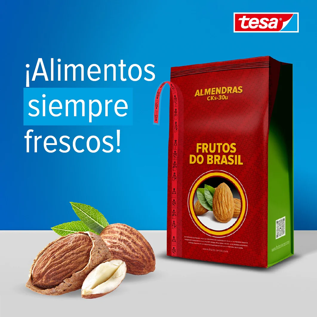 Se muestra una bolsa roja con la etiqueta Almendras y Frutos do Brasil. La bolsa está sellada con una tira de cinta adhesiva tesa resellable. En el frente, hay almendras enteras con una hoja verde. El texto en la imagen dice ¡Alimentos siempre frescos!. El fondo es azul y verde. (This text has been generated by AI)
