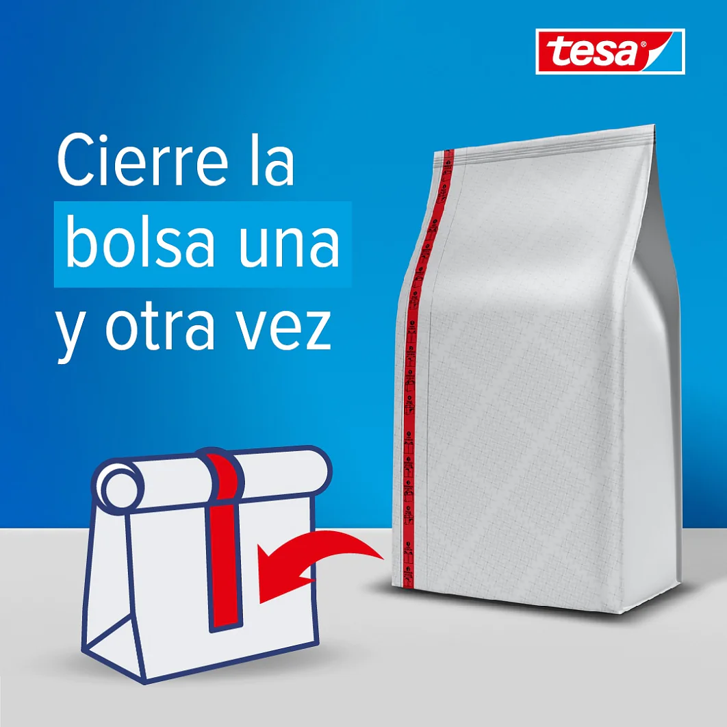 La ilustración muestra una bolsa blanca con una tira de cinta adhesiva tesa resellable de color rojo y una flecha que indica la función de cierre de la tira. A la izquierda se muestra un boceto de una bolsa cerrada con la tira de cinta adhesiva tesa. Un fondo azul muestra el texto Cierre la bolsa una y otra vez y un logotipo de tesa. (This text has been generated by AI)