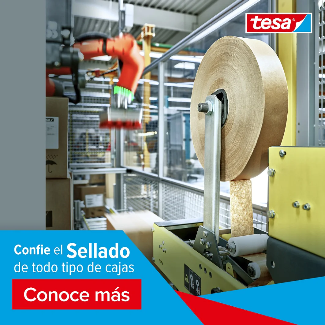En un entorno industrial, se monta un rollo de cinta tesa en una máquina con un brazo robótico naranja visible al fondo. El texto en español promociona las soluciones de sellado de tesa. El entorno está bien iluminado y es profesional. (This text has been generated by AI)
