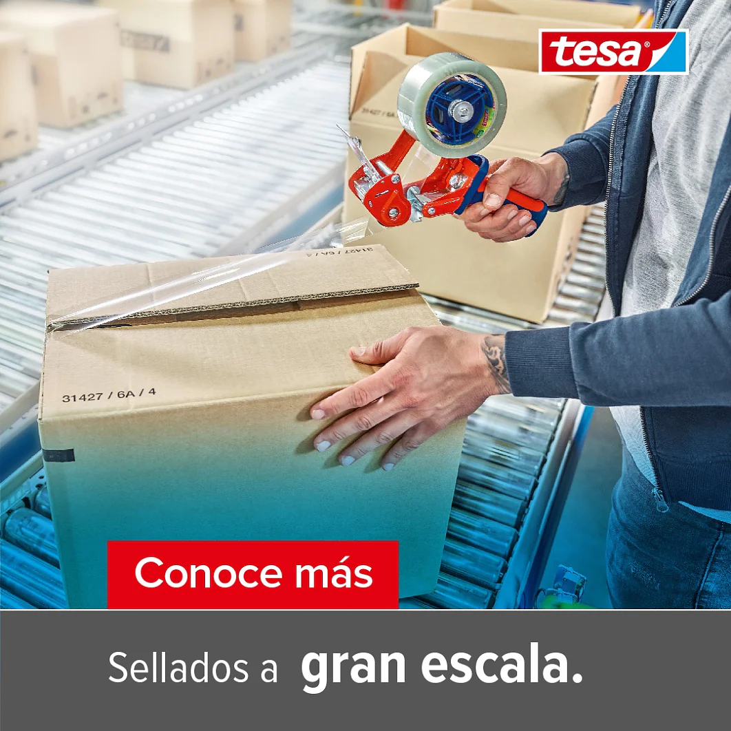Una persona está sellando una caja de cartón con cinta adhesiva tesa utilizando un dispensador rojo y azul en una cinta transportadora. Hay más cajas en el fondo. El texto en la imagen dice Conoce más. Sellados a gran escala y presenta el logotipo de tesa. (This text has been generated by AI)