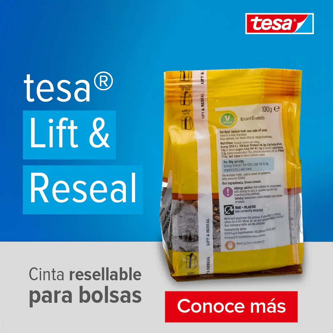 Embalaje de la cinta resellable para bolsas de Tesa Lift & Reseal sobre un fondo azul. El producto se utiliza para cerrar bolsas. El texto en español dice Cinta resellable para bolsas y Conoce más, con el logotipo de Tesa en la esquina superior derecha. (This text has been generated by AI)