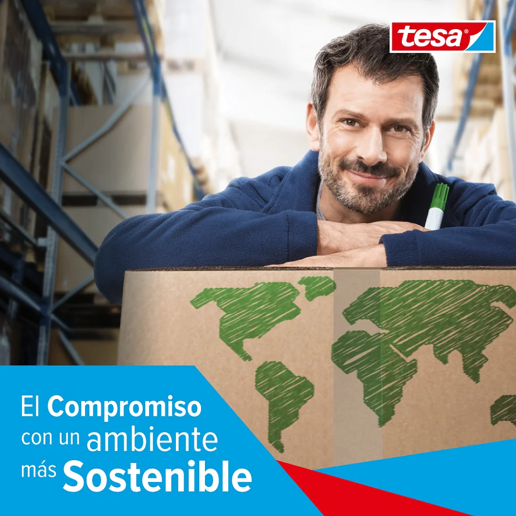 Un hombre con barba se apoya sobre una caja de cartón con un diseño de mapamundi. Sostiene un rotulador. El texto en español dice El compromiso con un ambiente más sostenible, junto al logotipo de tesa. El entorno parece ser un almacén. (This text has been generated by AI)