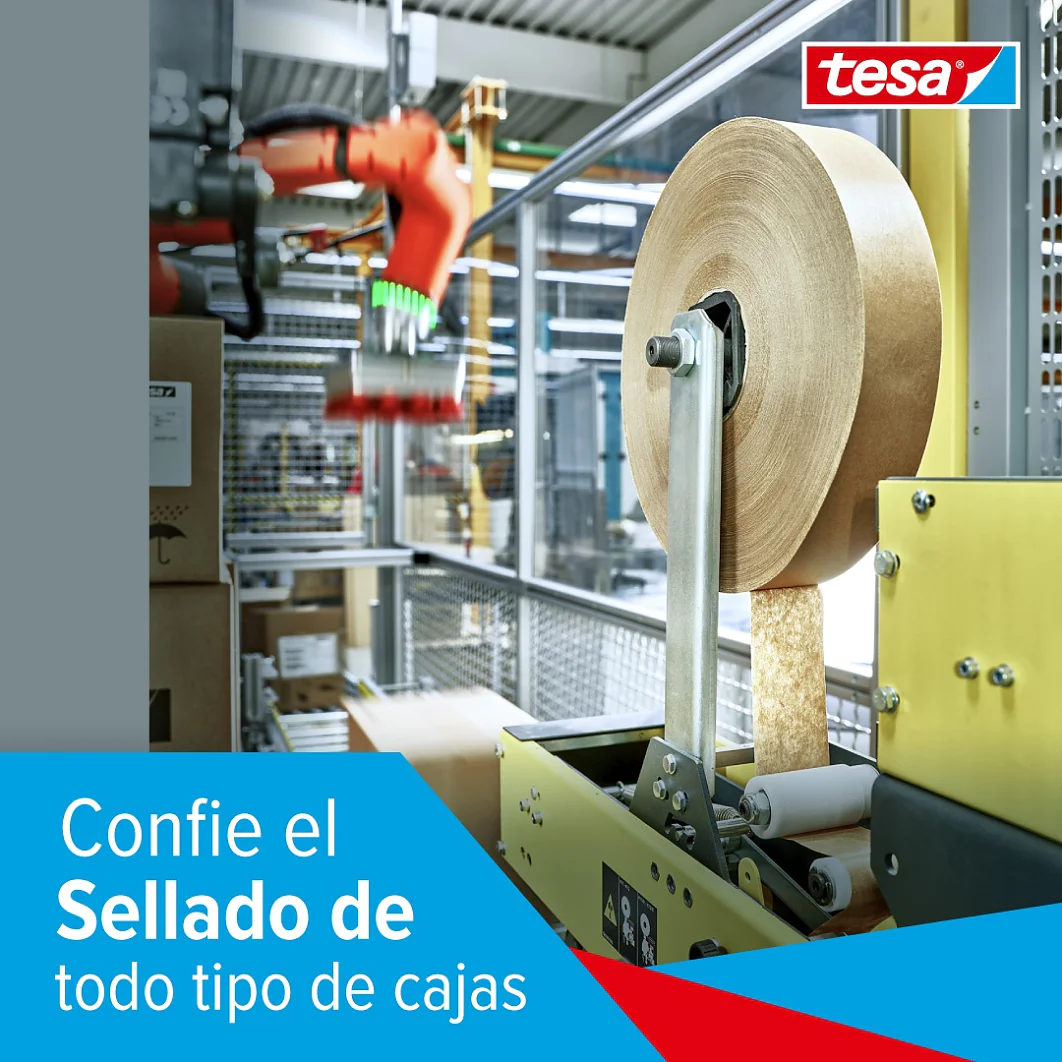 Un entorno de fábrica con maquinaria, incluido un gran rollo de cinta tesa y un brazo robótico. El fondo tiene estructuras de metal. Una superposición de texto en español dice: “Confíe el Sellado de todo tipo de cajas”. El logotipo de tesa se encuentra en la esquina superior derecha. (This text has been generated by AI)