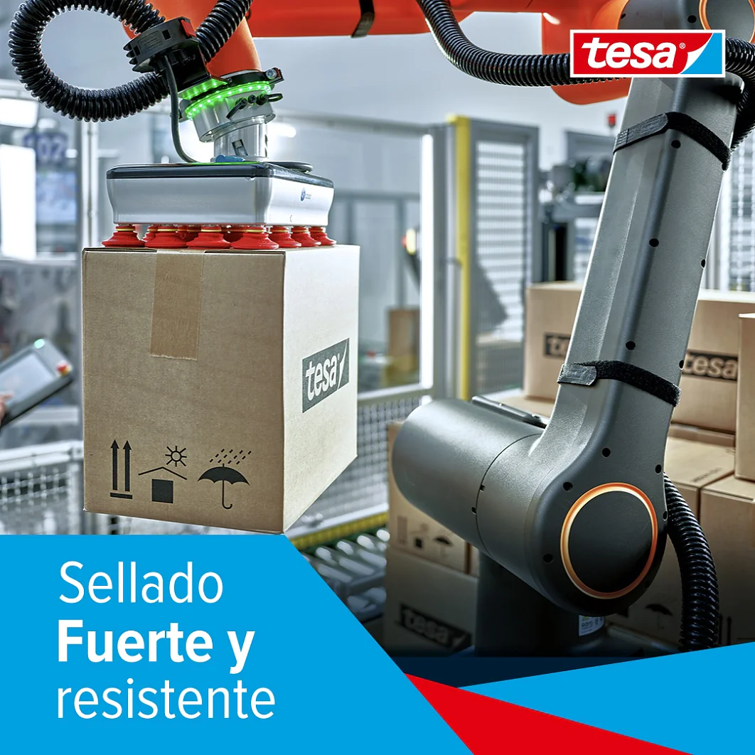 Un brazo robótico equipado con ventosas levanta una caja de cartón en un entorno de fabricación. La caja tiene el logotipo de tesa. En la parte inferior hay una pancarta con el mensaje Sellado Fuerte y Resistente en texto blanco y azul sobre un fondo rojo y azul. (This text has been generated by AI)