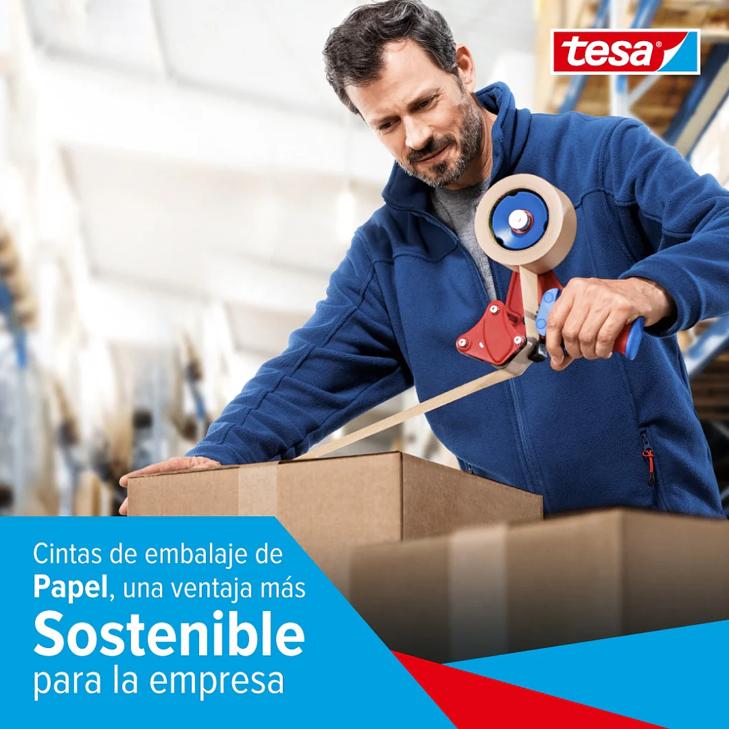 Un hombre usa un dispensador de cinta Tesa portátil para sellar una caja de cartón con cinta Tesa marrón. Lleva una chaqueta azul. La imagen promociona la cinta de embalaje de papel Tesa y destaca su sostenibilidad para las empresas en texto en español. (This text has been generated by AI)