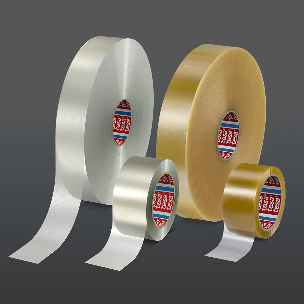 Se muestran cuatro rollos de cinta tesa sobre un fondo gris. Dos rollos son plateados y dos marrones. Varían de tamaño: hay un rollo grande y uno pequeño de cada color. (This text has been generated by AI)