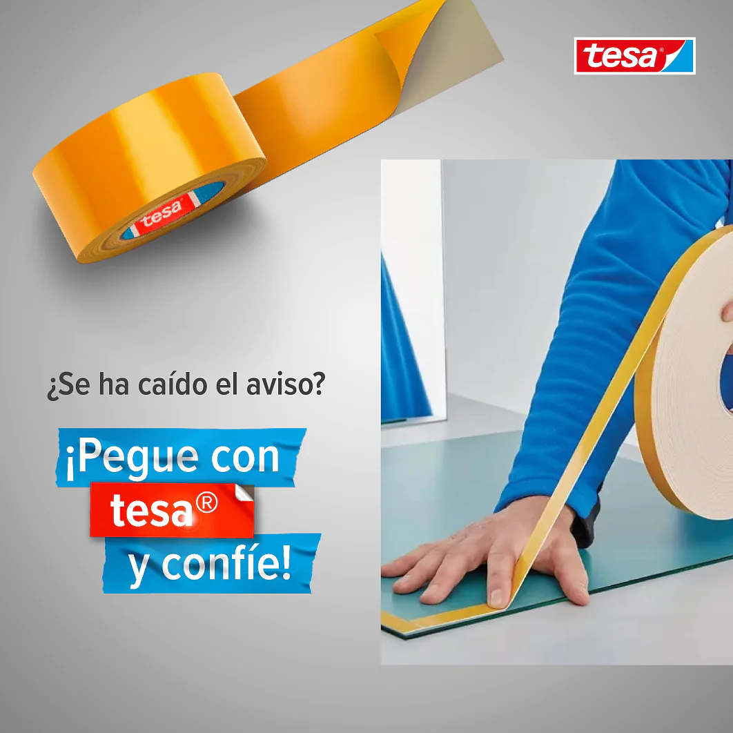 En la esquina superior izquierda se muestra un rollo de cinta adhesiva amarilla tesa. Se muestra a una persona usando cinta adhesiva tesa para asegurar un trozo de material. El texto dice ¿Se ha caído el aviso? ¡Péguelo con tesa® y confíe! con el logotipo de tesa en la esquina superior derecha. (This text has been generated by AI)