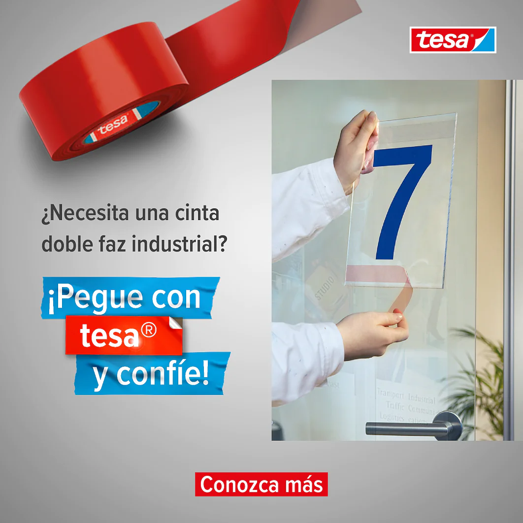 Una persona aplica una hoja adhesiva transparente con el número siete sobre un vidrio usando cinta adhesiva de doble cara roja Tesa. Se muestra un rollo de cinta Tesa roja y blanca. El texto en español describe la resistencia y confiabilidad industriales de la cinta Tesa. (This text has been generated by AI)