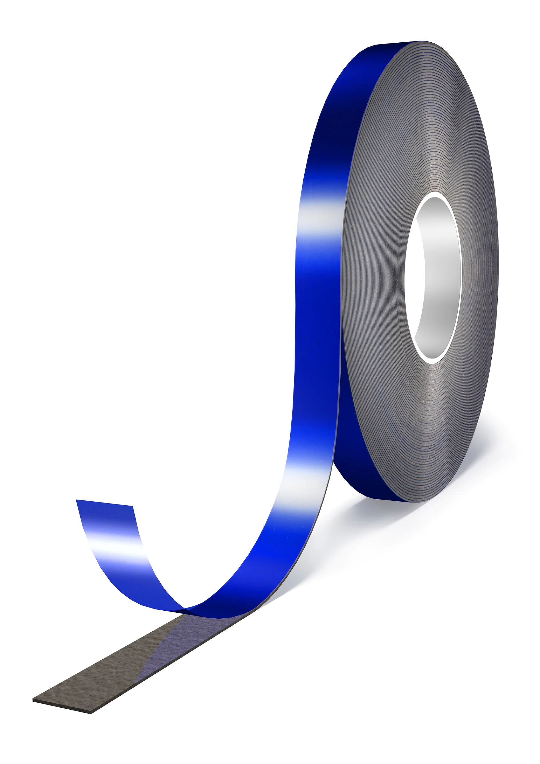 tesa_0704x_pr_001-png_midsize Un rollo de cinta adhesiva azul tesa se desenrolla parcialmente y revela una superficie reflectante. La cinta tesa se coloca sobre un fondo blanco liso, con una pequeña sección plana sobre la superficie. (This text has been generated by AI)