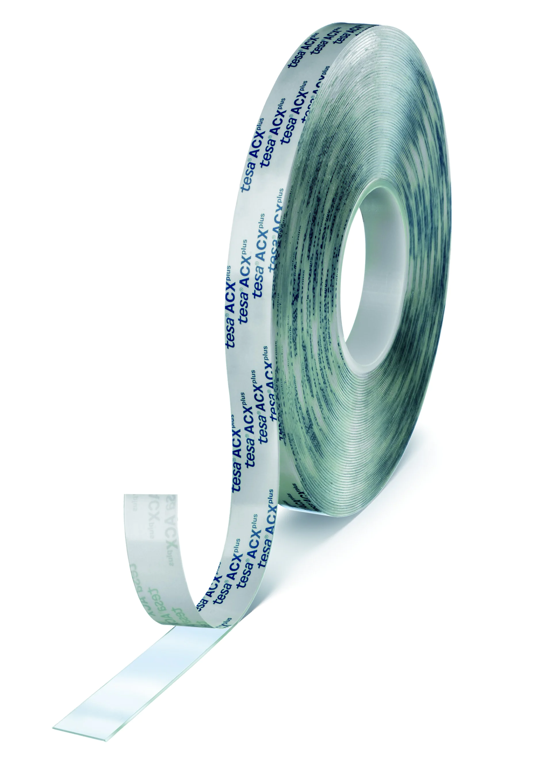 tesa_07055_PV22_pr_002-png_midsize Un rollo de cinta adhesiva translúcida de doble cara tesa con texto impreso parcialmente visible a lo largo de su longitud. La cinta tesa se está desenrollando y una sección se extiende hacia afuera, mostrando su superficie adhesiva. El rollo se encuentra en posición vertical. (This text has been generated by AI)