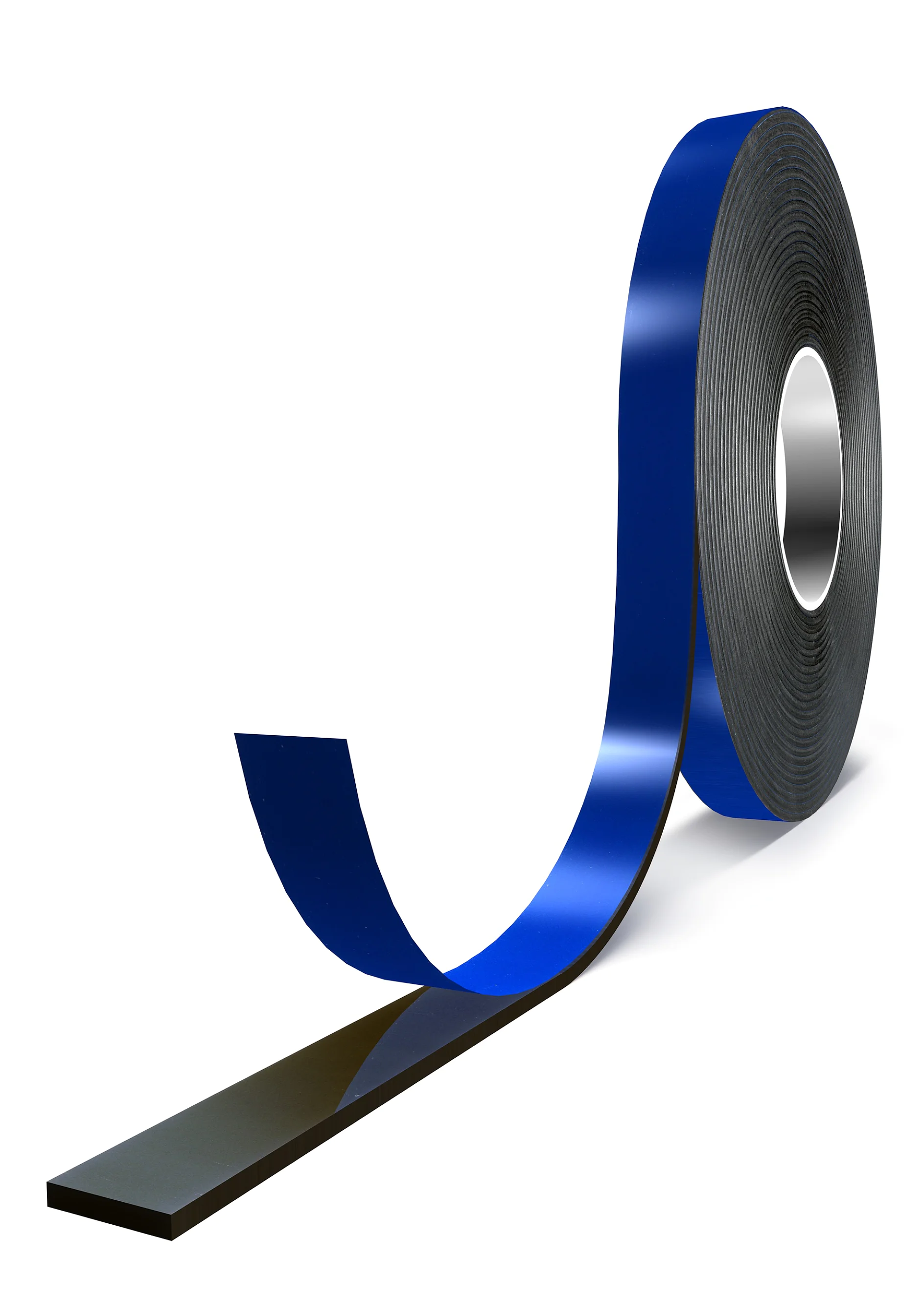 tesa_70725_PV24_pr_001-png_midsize Un rollo de cinta adhesiva azul tesa está parcialmente desenrollado y en posición horizontal. La cinta tesa tiene una superficie reflectante y parece de ancho medio. El rollo está en posición vertical sobre un fondo blanco. (This text has been generated by AI)