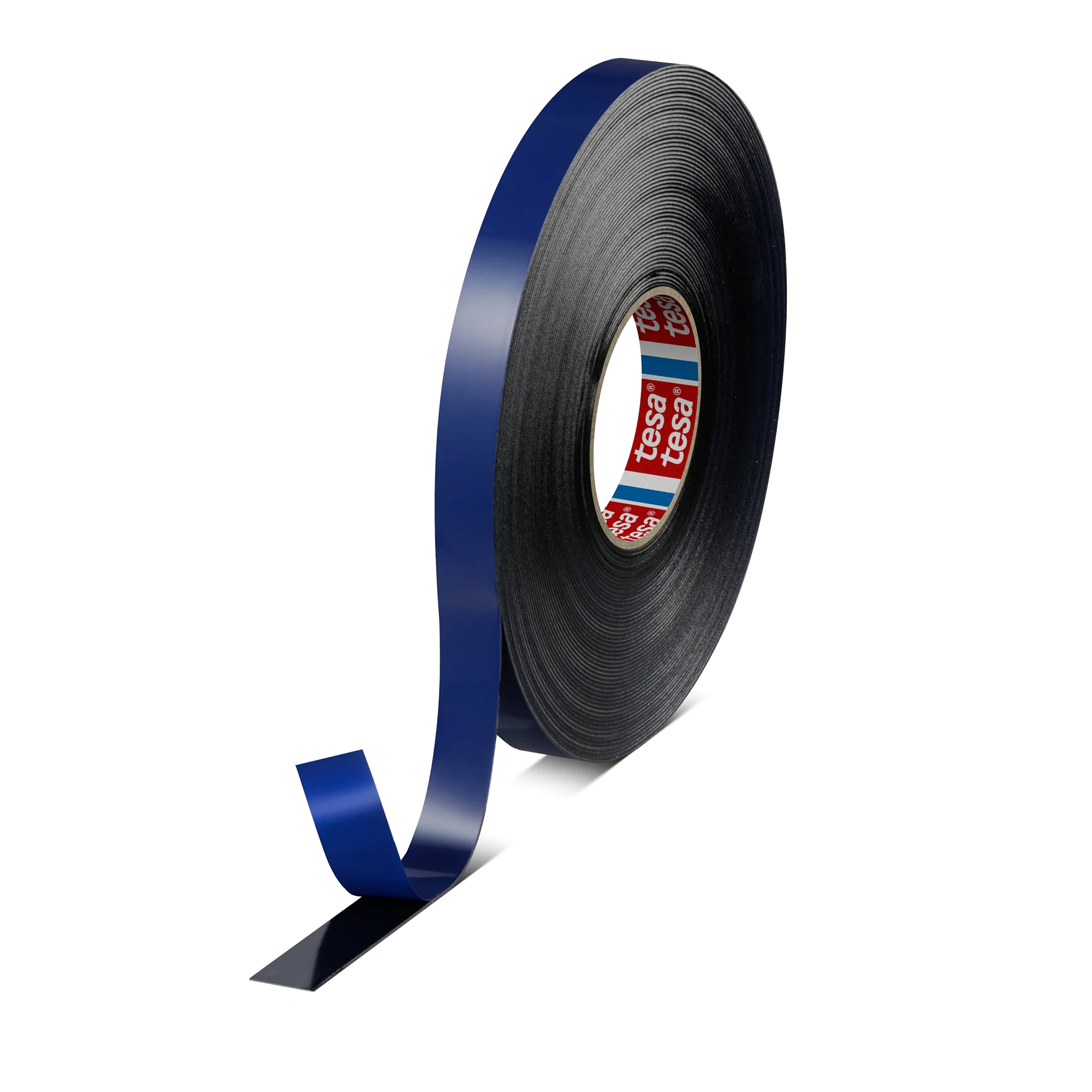 tesa-acxplus-7065-1200-double-sided-acrylic-foam-tape-black-070650001124-pr-png_midsize Un rollo de cinta tesa negra con reverso azul se encuentra de canto. La cinta tesa está parcialmente desenrollada y el lado interior del rollo muestra un logotipo rojo y blanco. La cinta tesa está enrollada, con una sección que se extiende verticalmente. (This text has been generated by AI)