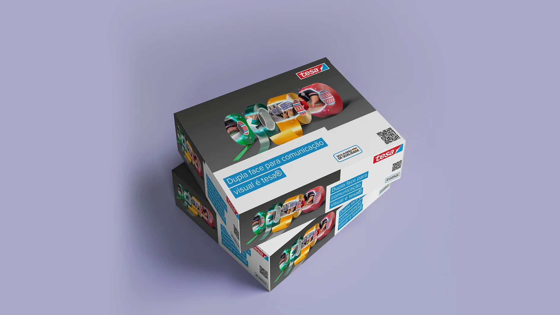 Se muestran dos cajas apiladas de cinta adhesiva transparente de Tesa sobre un fondo violeta claro. Cada caja contiene varios rollos de cinta de Tesa de colores y muestra texto en portugués, junto con el logotipo de la marca en la esquina superior derecha. (This text has been generated by AI)