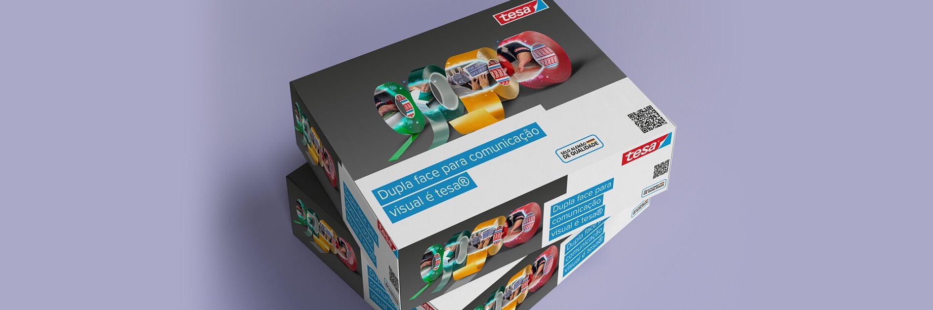 Se muestran dos cajas apiladas de cinta adhesiva transparente de Tesa sobre un fondo violeta claro. Cada caja contiene varios rollos de cinta de Tesa de colores y muestra texto en portugués, junto con el logotipo de la marca en la esquina superior derecha. (This text has been generated by AI)