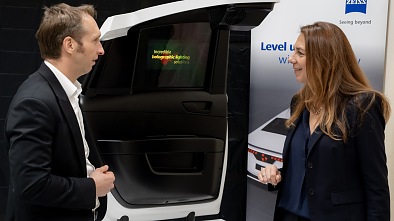 Dr Ingrid Sebald, Member of the Executive Board, Technology at tesa, and Andre Kutz, Head of ZEISS Photonics and Optic, in conversation.
