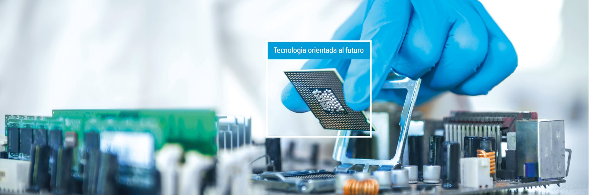 Una mano enguantada instala un procesador de ordenador en una placa base. Una etiqueta digital en español indica Tecnología orientada al futuro.