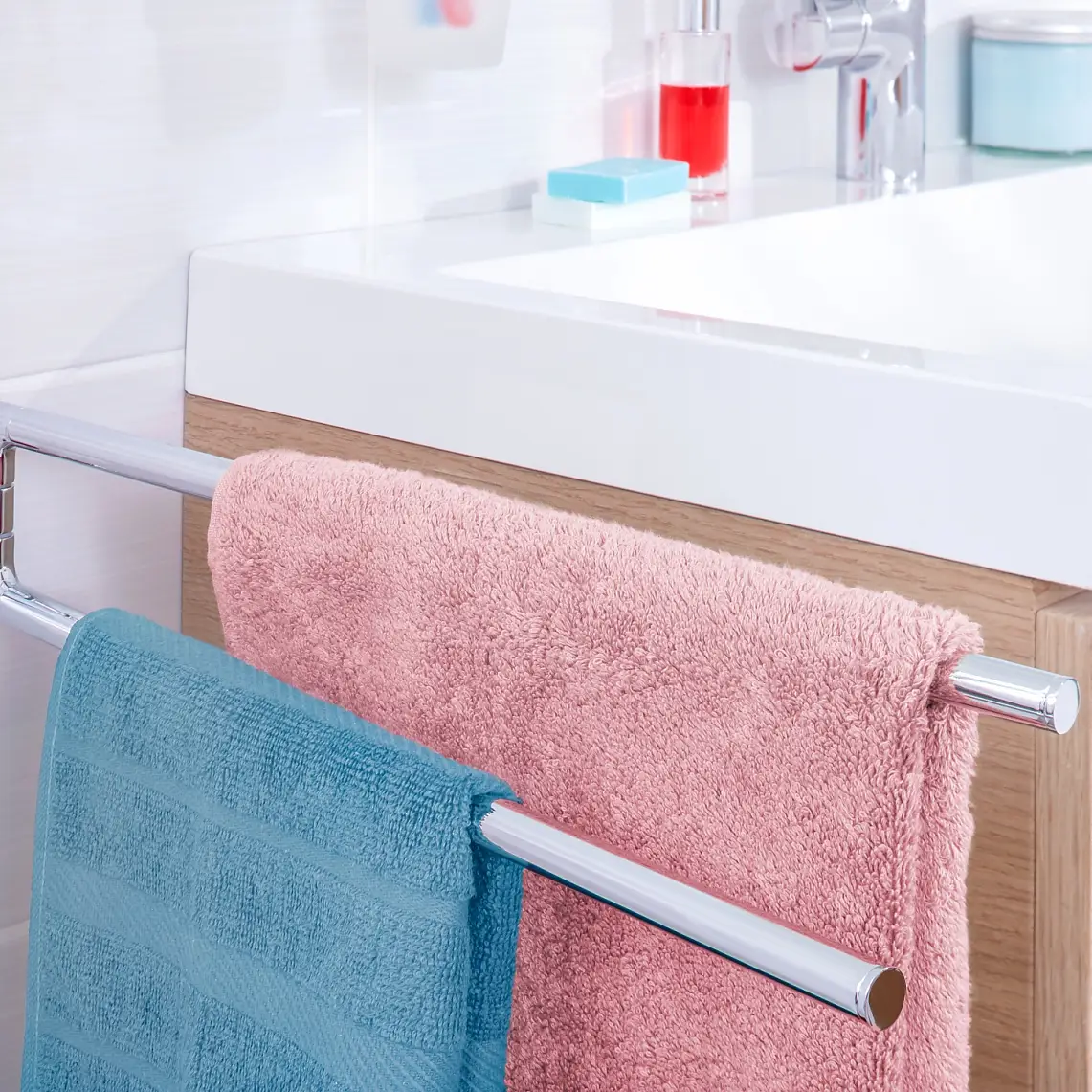 Cuelga las toallas cerca de donde las necesites y ofréceles espacio para que se puedan secar después de usarlas.