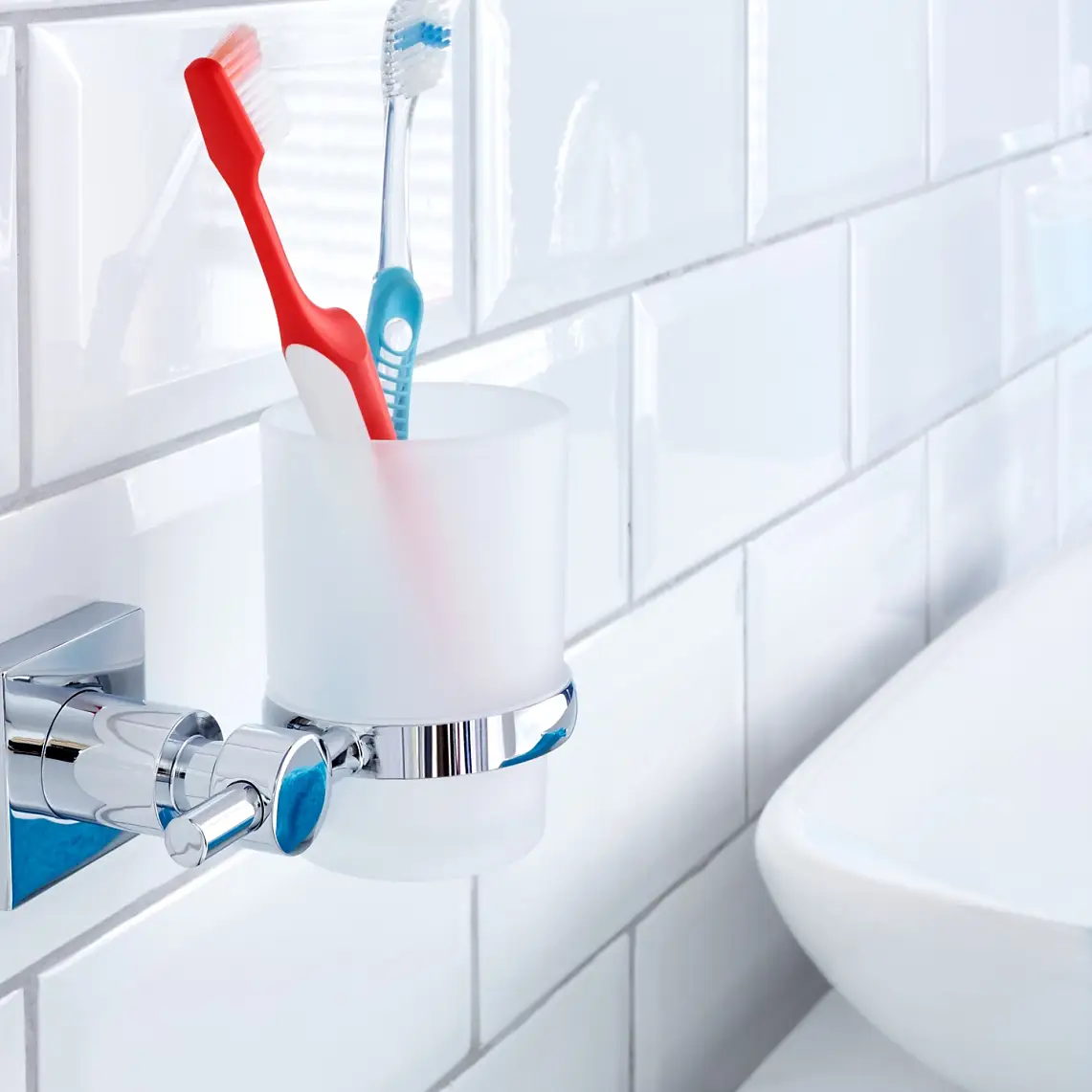 Evita que el vaso del cepillo de dientes ocupe espacio en el lavabo. Ponlo donde mejor se vea y en el lugar donde tiene que estar.