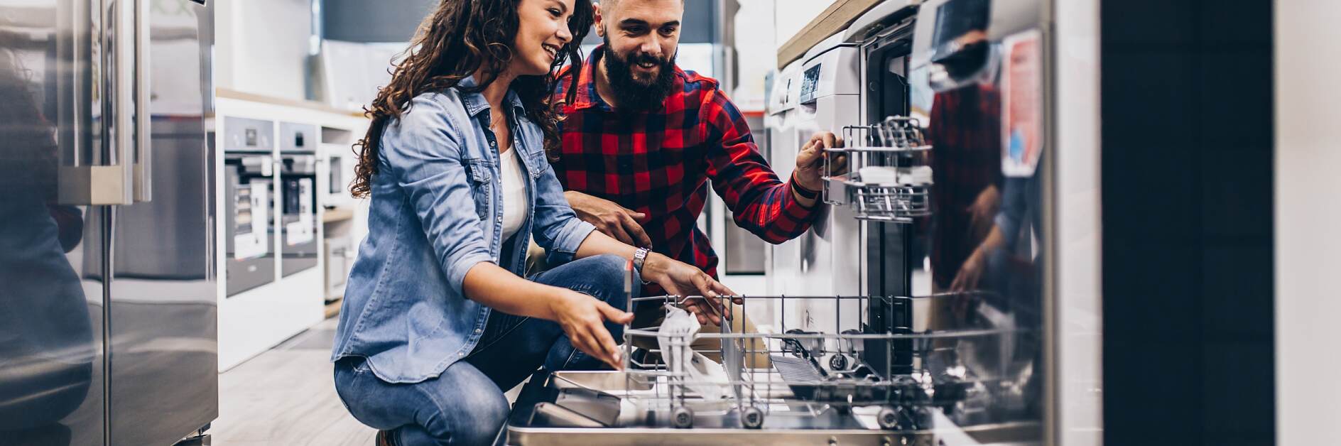Beautiful,And,Happy,Young,Couple,Buying,Dishwasher,In,Modern,Appliances