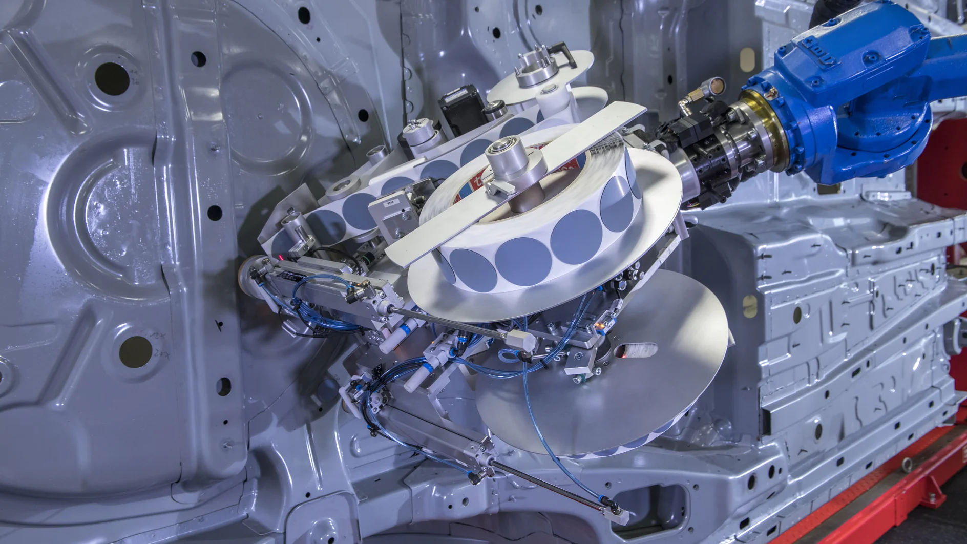 Las almohadillas adhesivas de tesa se colocan de forma rápida y fiable mediante un robot. Antes de esta innovación, el tapado de agujeros era un proceso agotador y que requería mucho tiempo, que tenía que hacerse a mano. (© tesa SE)