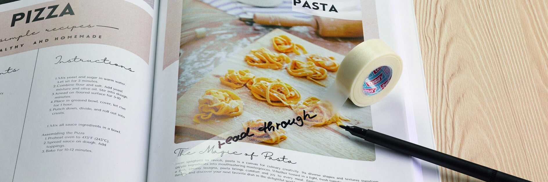 Una revista abierta sobre madera muestra una receta de pizza y una foto de pasta fresca. Un rollo de cinta tesa y un bolígrafo negro descansan sobre notas manuscritas.