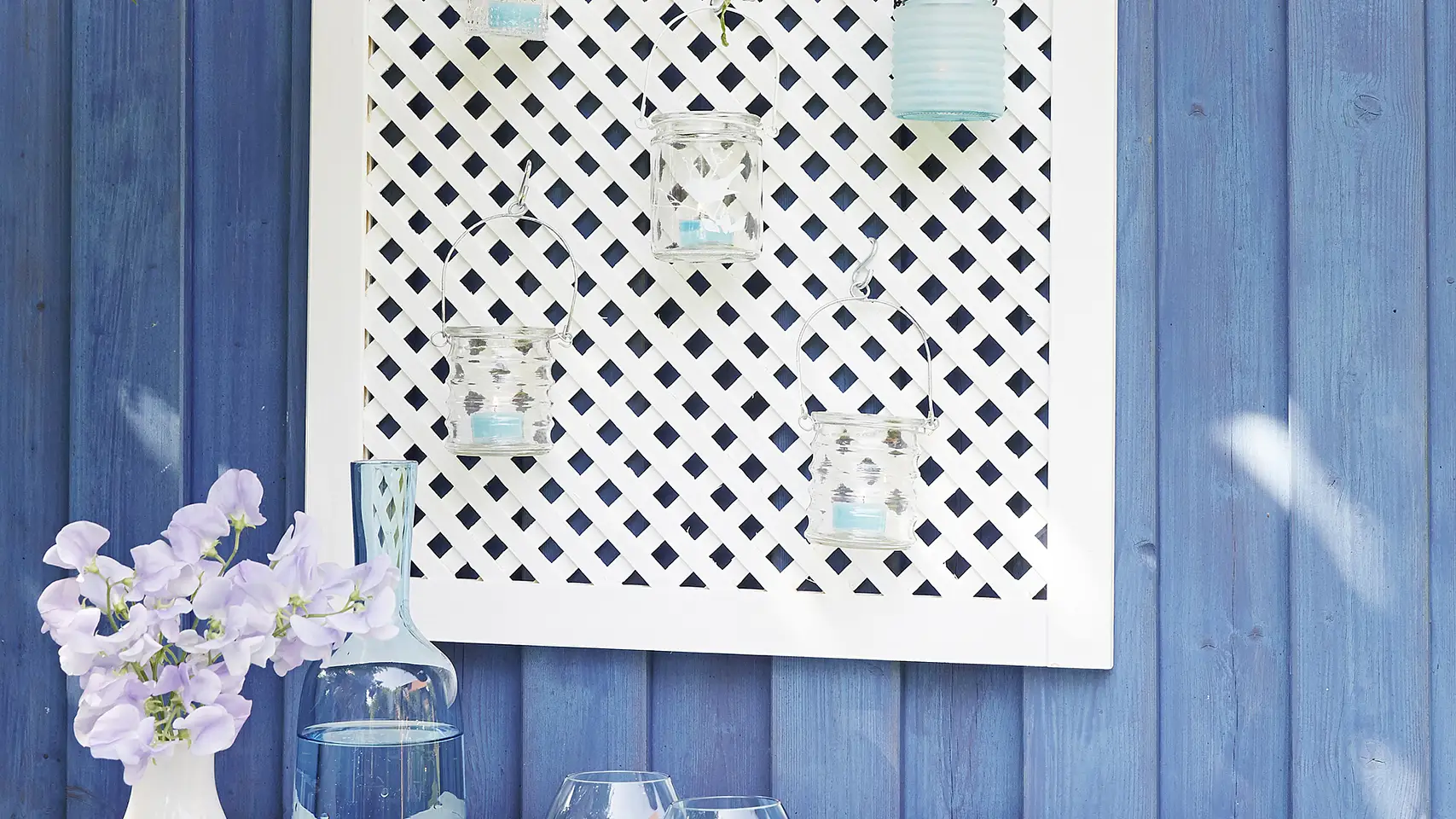 A simple lattice screen door can be transformed into a flower pot or lantern holder with tesa Powerbond® OUTDOOR and a little bit of imagination.