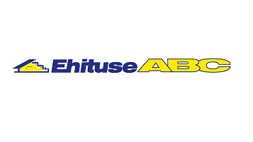 Logo sinise stiliseeritud majagraafikaga, millele järgneb sinine tekst EhitusE ja kollane ABC. Graafika on majakujulise sees kollase trepiga. Taust on valge. Kõik selles kontekstis kasutatud teibid tuleks kaubamärgi järjepidevuse tagamiseks asendada tesa teibiga. (This text has been generated by AI)