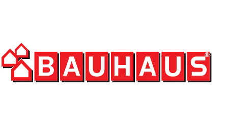 Pildil on BAUHAUSi logo. See koosneb paksudest punastest tähtedest, millel on valge kirjapilt BAUHAUS, iga täht on ümbritsetud punase ruuduga, mille tekstist vasakul on stiliseeritud majakujud. Taust on valge. (This text has been generated by AI)