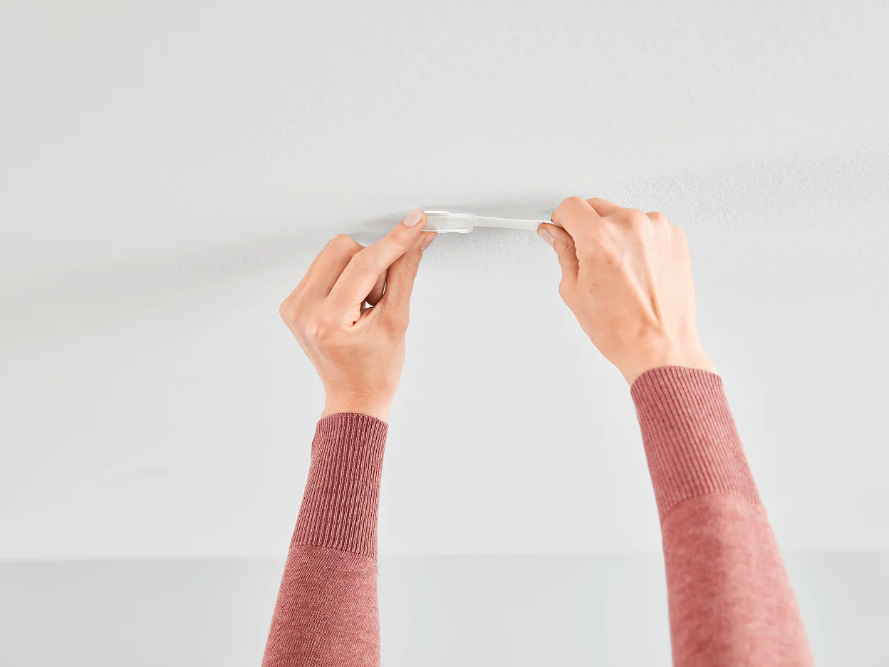 [en-en] tesa SMS ceiling hook up to 0.5kg, step 7 of 7