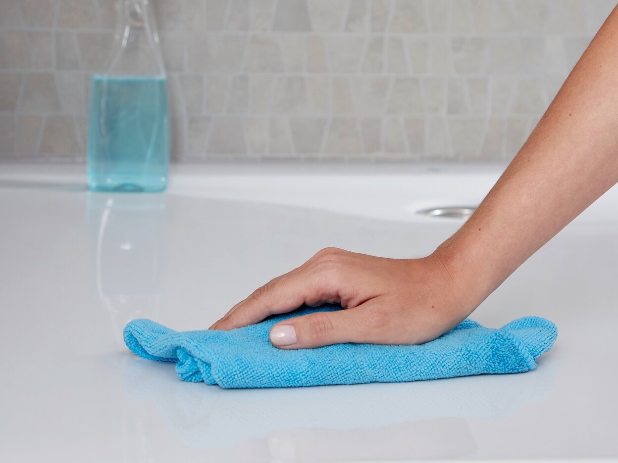 tesa_Anti_Slip_Bath_Shower_step_1of4_ap