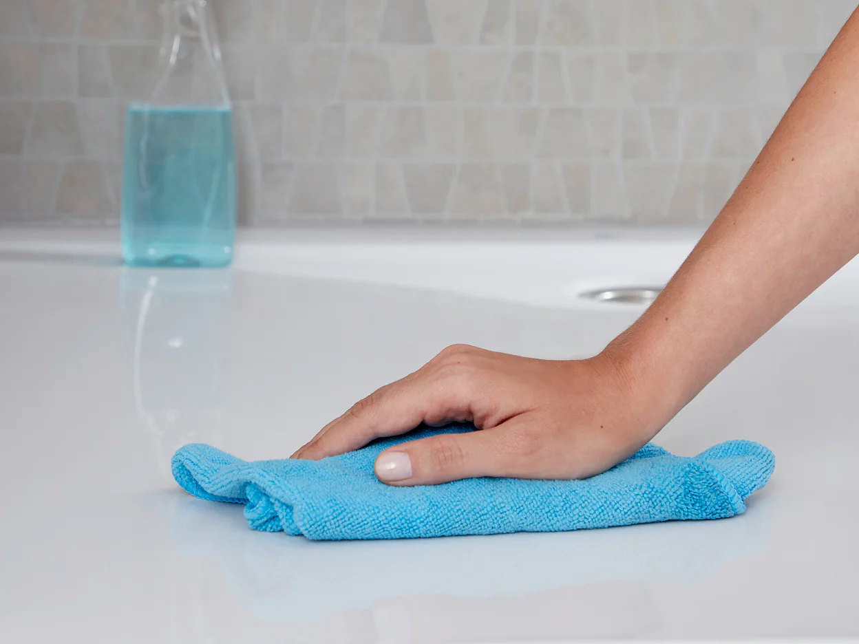 tesa_Anti_Slip_Bath_Shower_step_1of4_ap