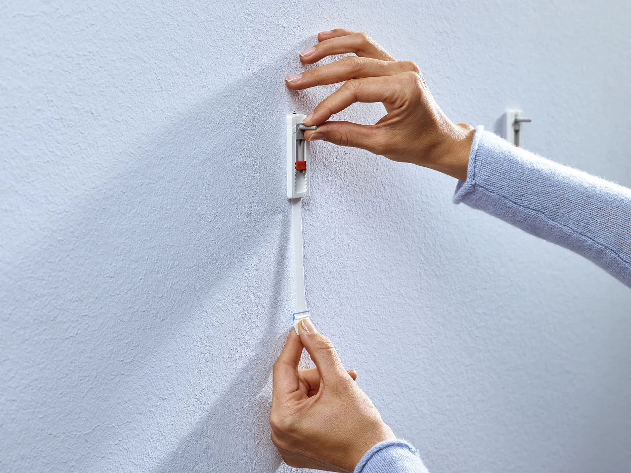 [en-en] tesa Smart Mounting System Adhesive Screw Adjustable 1kg Step 14 of 14 plaster