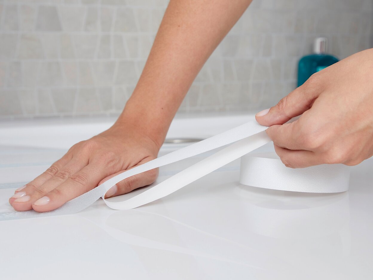 tesa_Anti_Slip_Bath_Shower_step_3of4_ap
