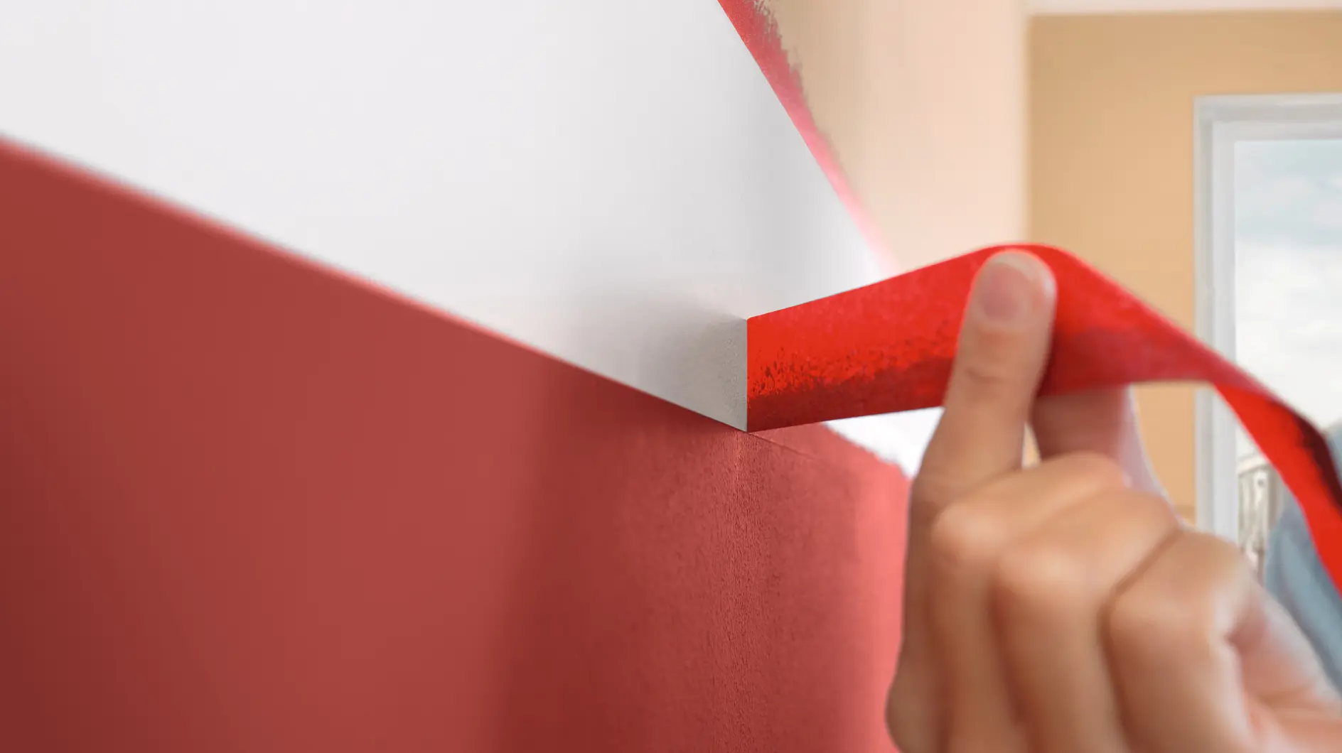 Käsi tõmbab seinalt maha punase teibi, paljastades sirge serva valge värvitud osa kohal ja punase värvitud osa all. Ruum paistab hästi valgustatud ja taustal on näha avatud uks. (This text has been generated by AI)