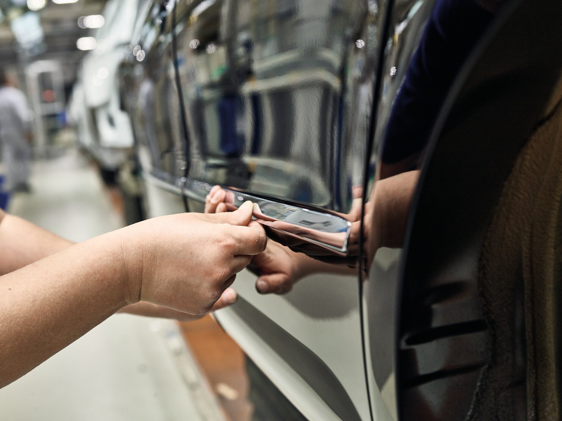 Autoteollisuuden lisäosien asennus Teipin käyttö autoteollisuudessa