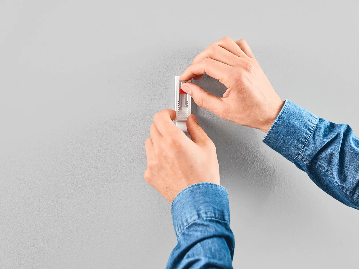 [en-en] tesa SMS adjustable nail for wallpaper for devices, step 3 of 8