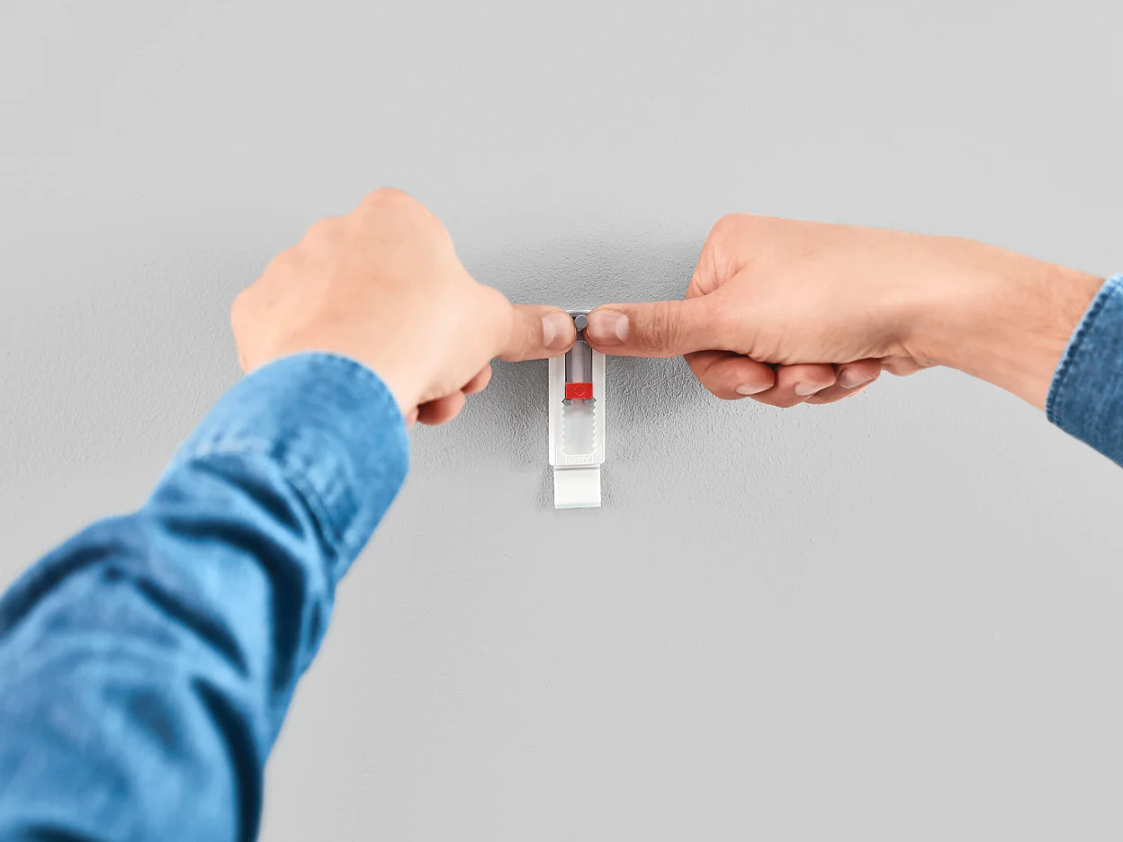 [en-en] tesa SMS adjustable nail for wallpaper for devices, step 2 of 8