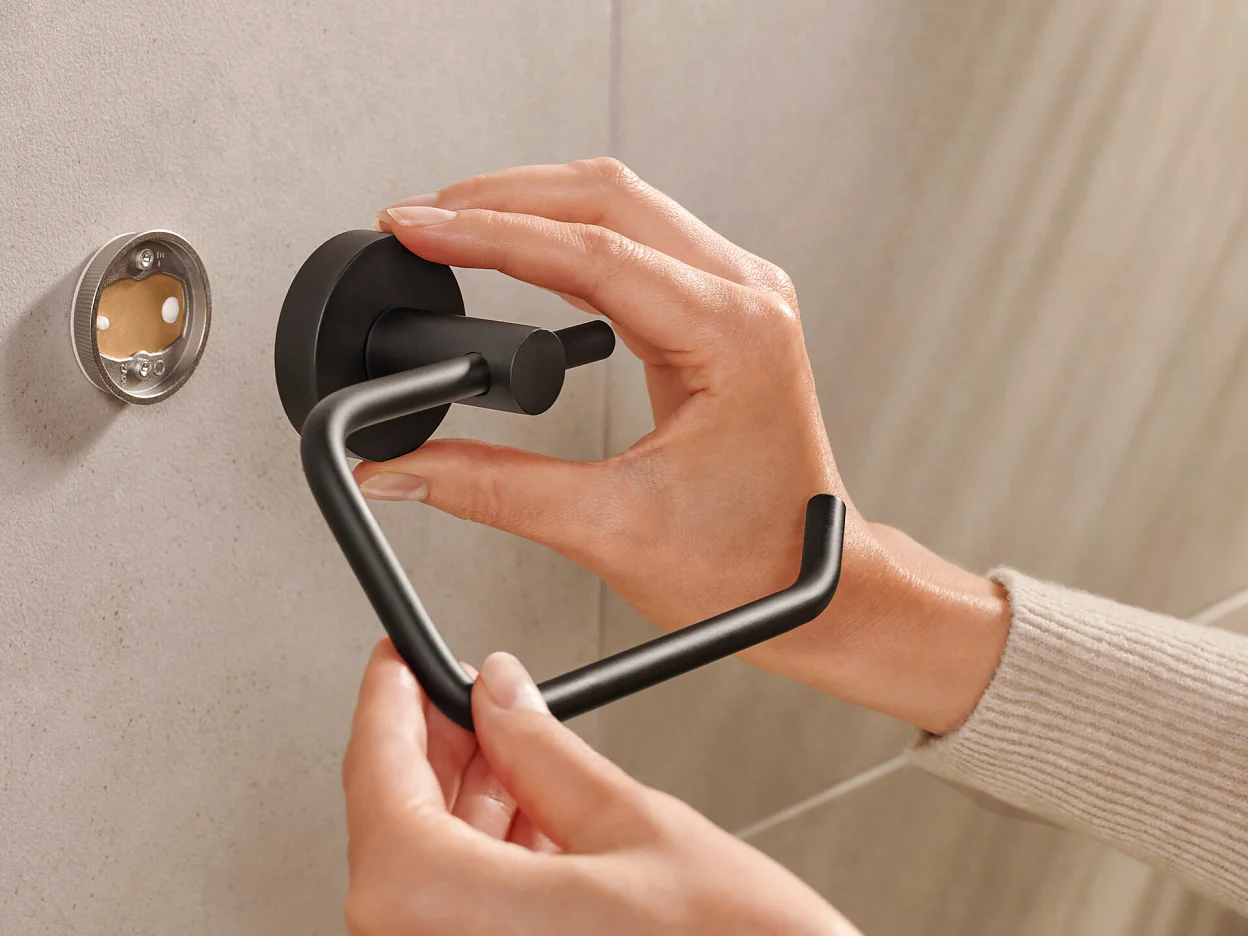 tesa_Moon_coloured_toilet_roll_holder_step_05of10_ap