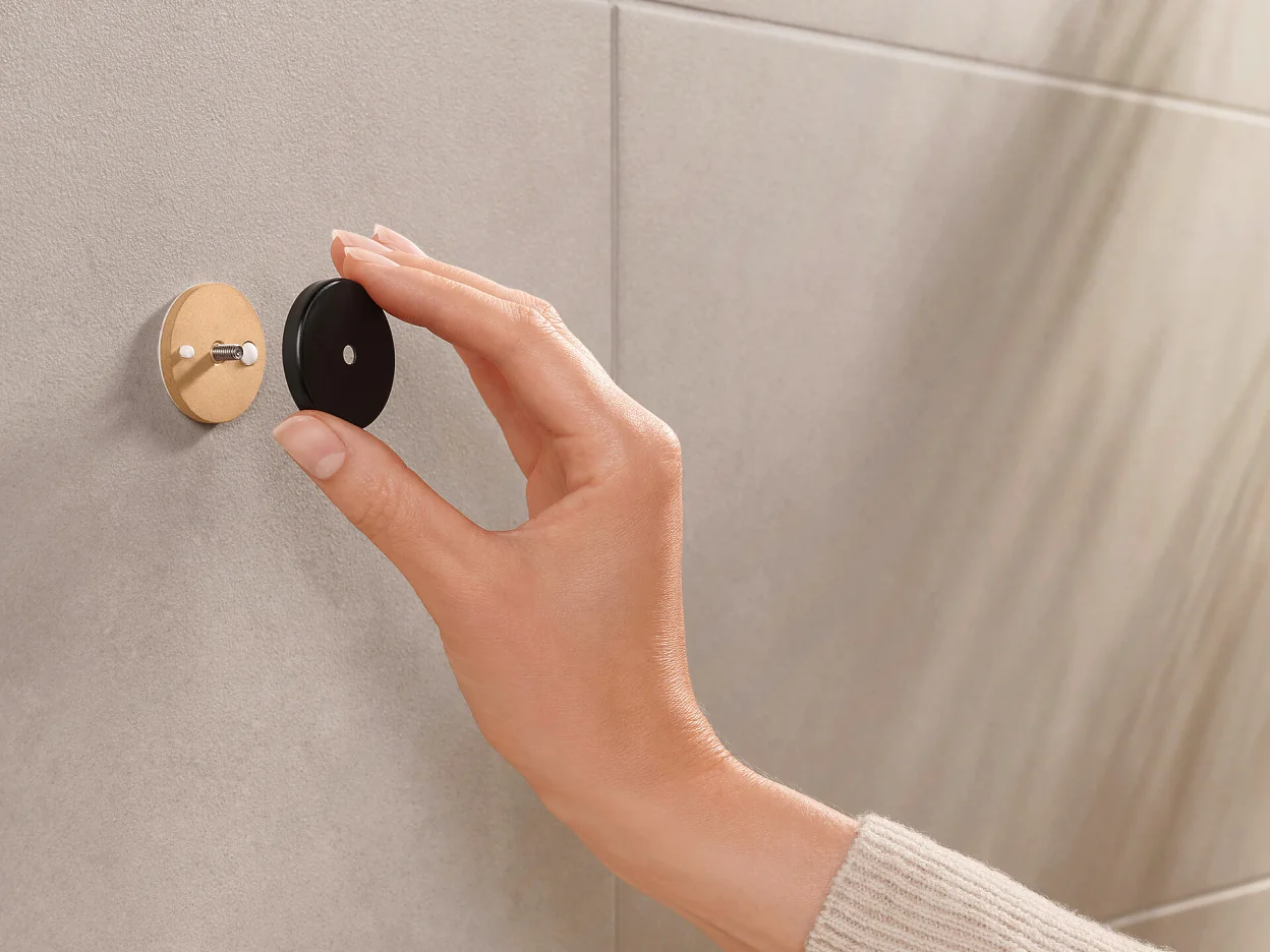 tesa_Moon_coloured_towel-hook_step_05of10_ap