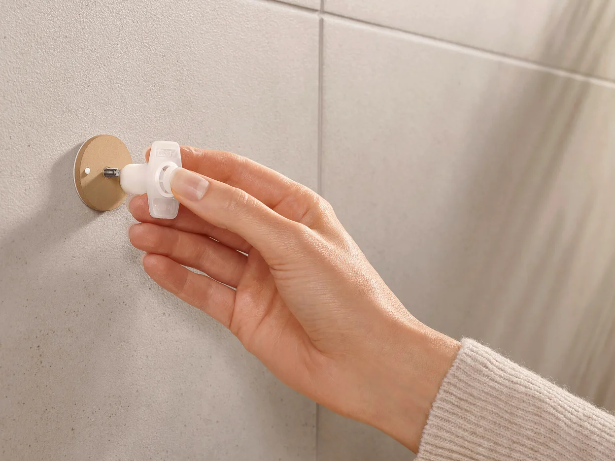 tesa_Moon_coloured_towel-hook_step_03of10_ap