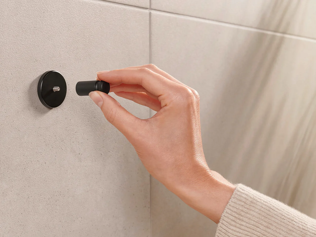 tesa_Moon_coloured_towel-hook_step_06of10_ap
