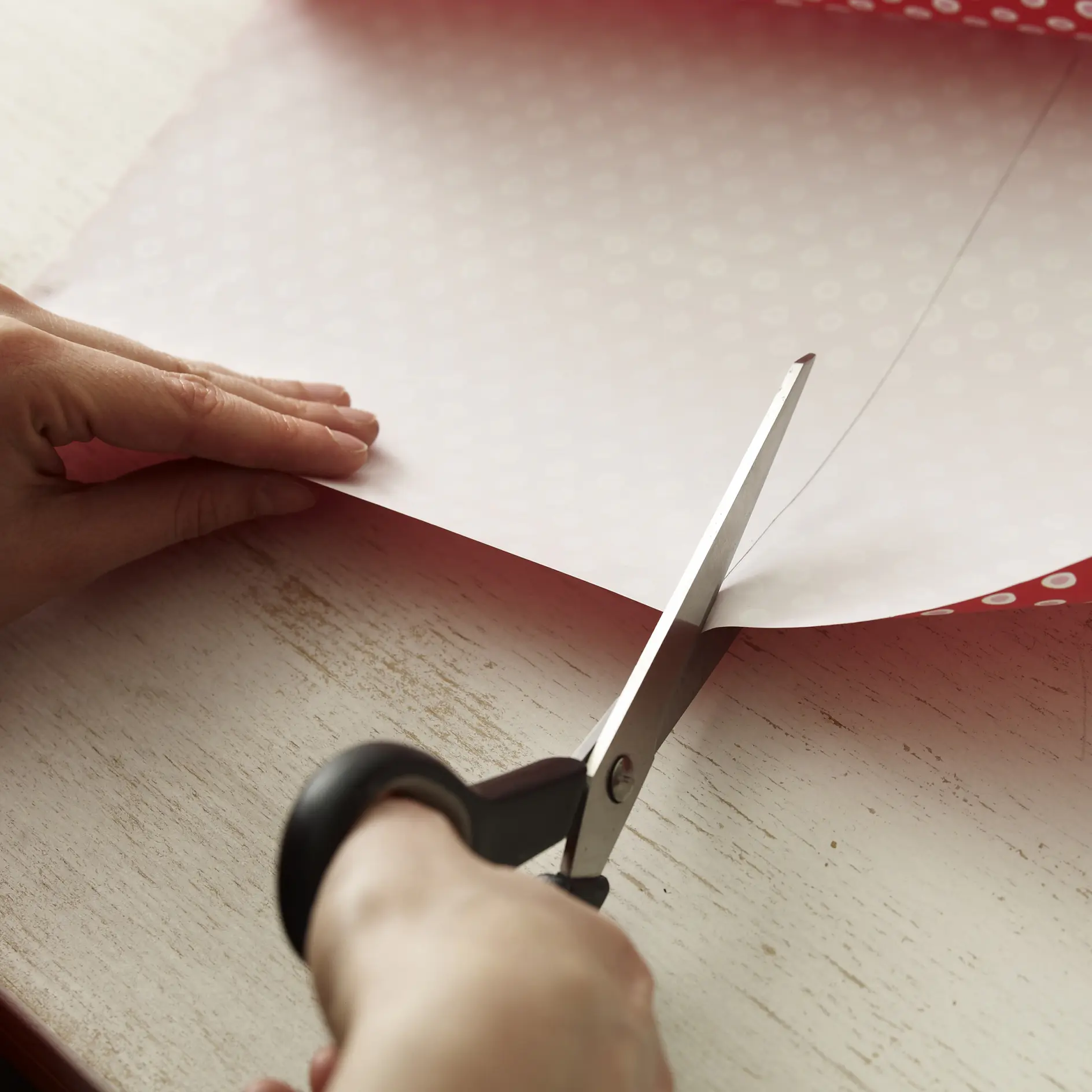 Découpez le papier.