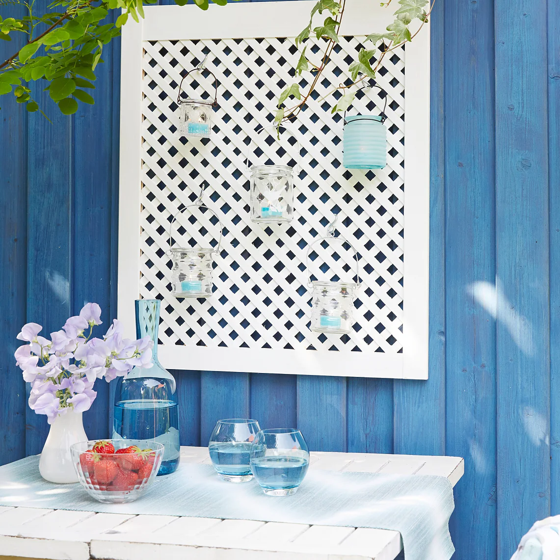 A simple lattice screen door can be transformed into a flower pot or lantern holder with tesa Powerbond® OUTDOOR and a little bit of imagination. This outdoor tape is weather resistant, making it perfect for garden fixing.